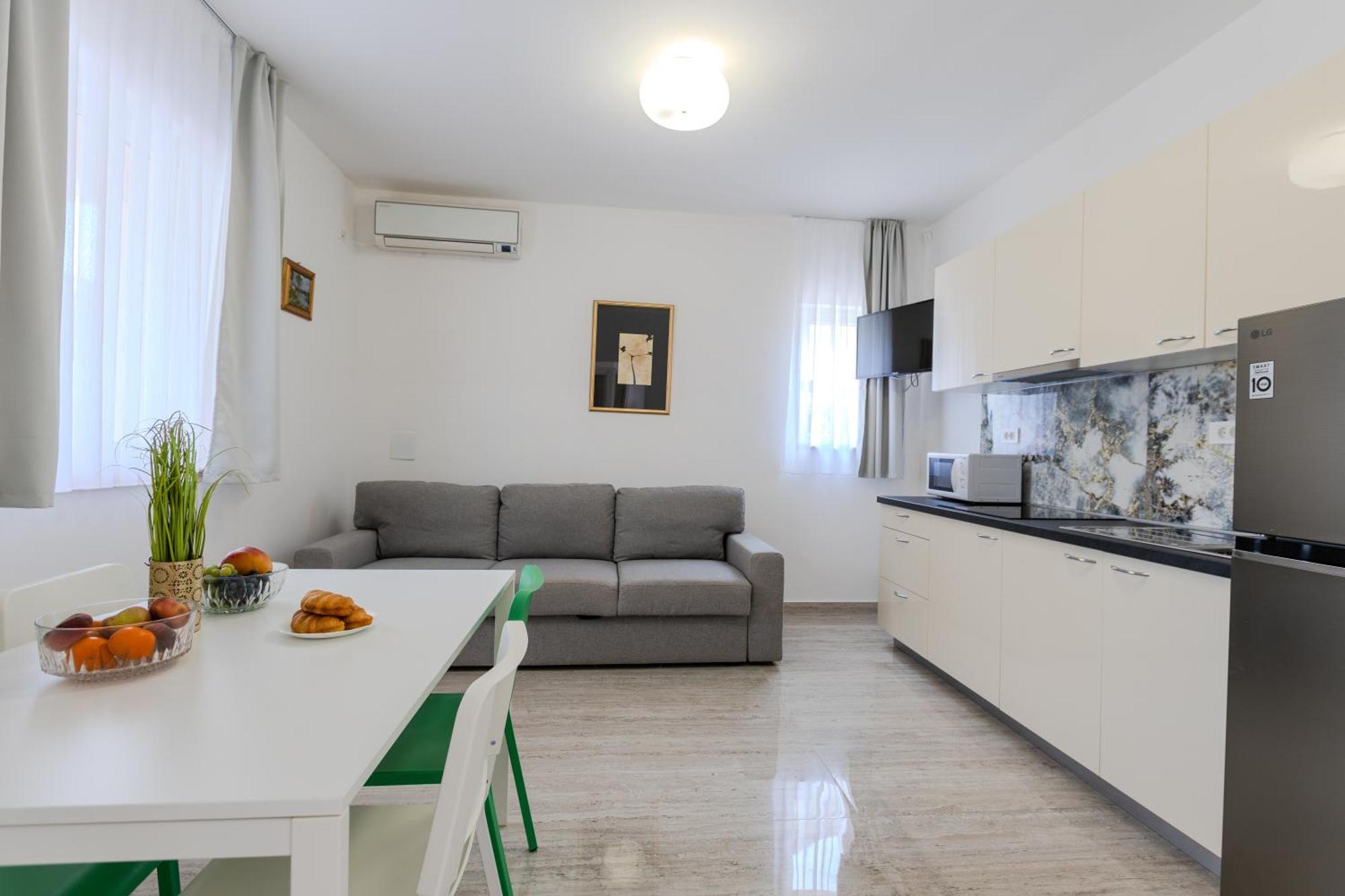 Apartments Lorena ปริฟลากา ภายนอก รูปภาพ